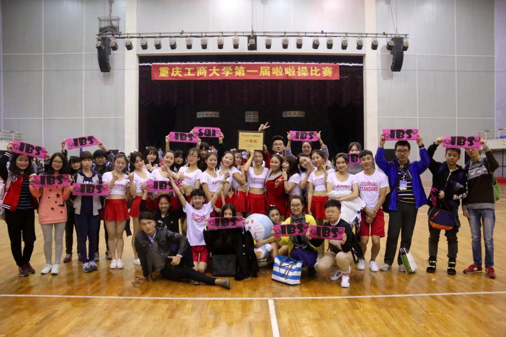 国商拉拉队代表队与威尼斯官网观众合影